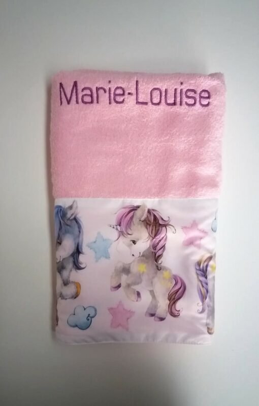 Badlaken met unicorns 70 x 140 cm. - geborduurd met jouw naam
