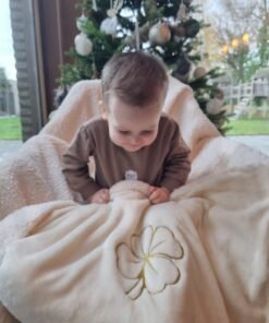 Knus, stijlvol en vol geluk- Fluweelzachte plaids met een klavertje vier geborduurd,in verschillende maten en kleuren