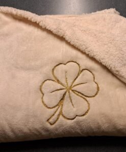 Alternative view of Knus, stijlvol en vol geluk- Fluweelzachte plaids met een klavertje vier geborduurd,in verschillende maten en kleuren